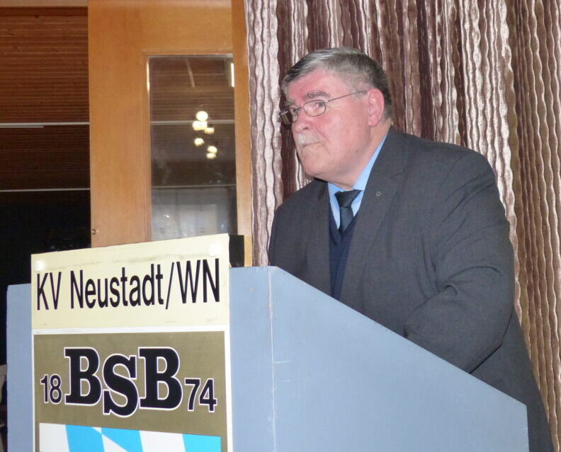 Kreisvorsitzender Heinrich Scheidler spricht zu seinen Mitgliedern. Foto: Hans Meißner