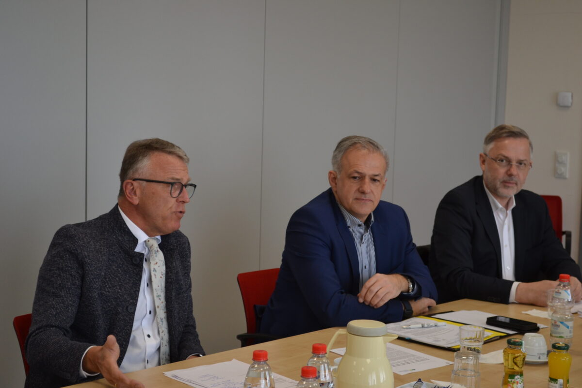 KNO-Vorstand Michael Hoffmann, Landrat Roland Grillmeier und Bürgermeister Franz Stahl (von links) erläuterten den konkreten Ablauf der Strukturreform. Foto: Udo Fürst