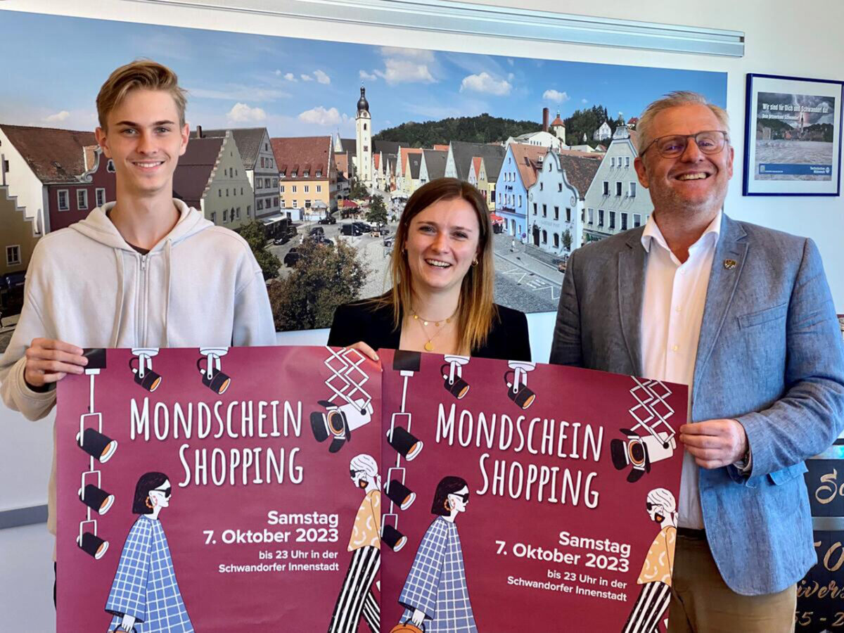 Oberbürgermeister Andreas Fellner (rechts) und sein Marketing-Team laden zum Mondschein-Shopping. Foto: Stadt Schwandorf