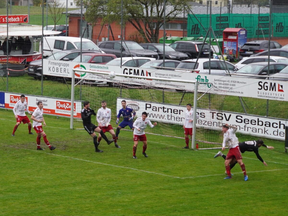 Spielszene TSV Seebach - SC Luhe-Wildenau, die Heimmannschaft war im Angriff immer brandgefährlich; Foto: Norbert Tannhäuser