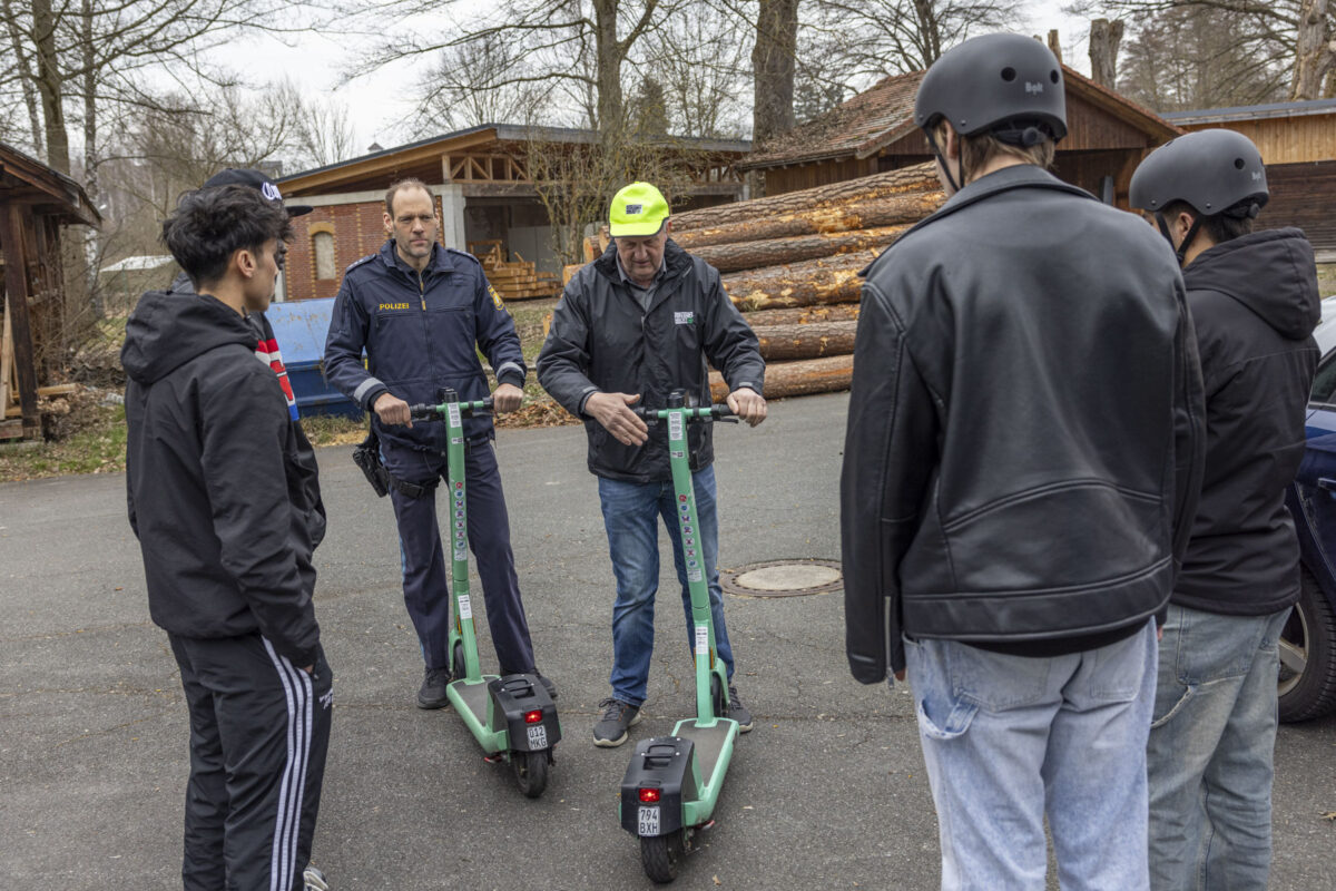 Die Polizei und die Verkehrswacht Weiden arbeiten bei der Scooter-Ausbildung Hand in Hand. Foto: OberpfalzECHO/David Trott