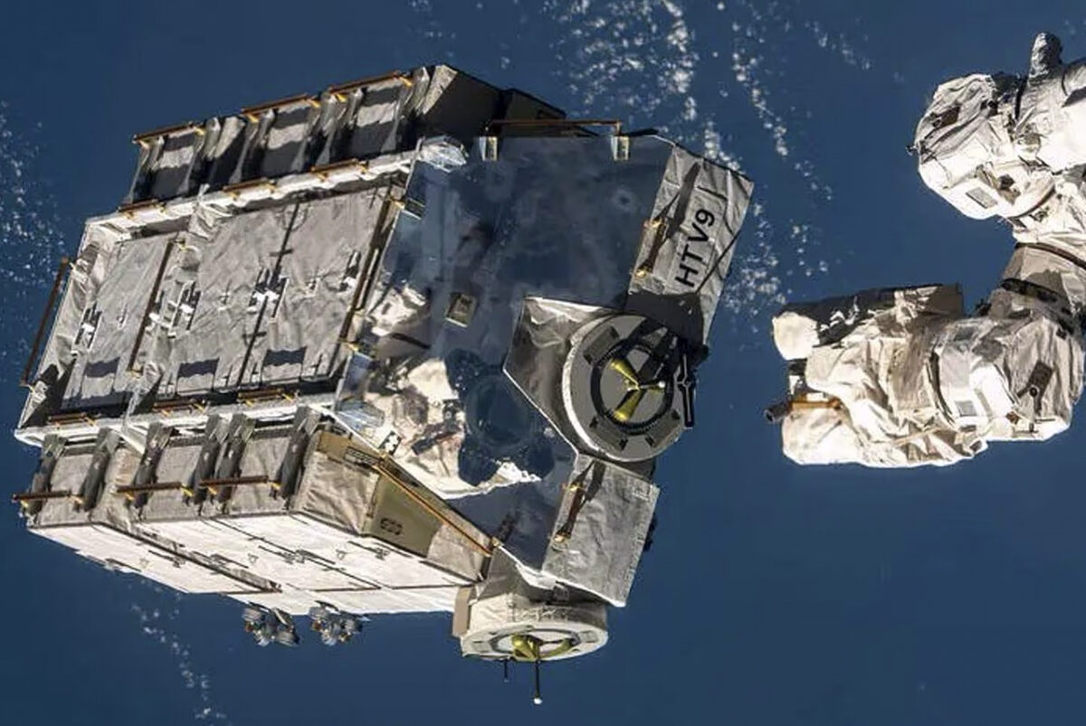 Eine externe Palette mit ausgedienten Nickel-Wasser­stoff-Batterien wurde vom Canadarm-2-Roboterarm der Internationalen Raumstation ISS freigegeben. Archivfoto: NASA