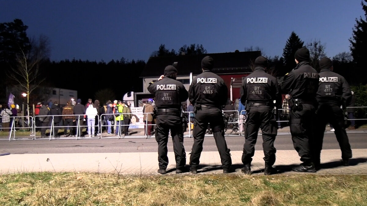 Die Polizei sicherte beide Veranstaltungen ab. Nach ersten Information verlief der Abend ruhig. Foto: NEWS5 / Gustl Beer