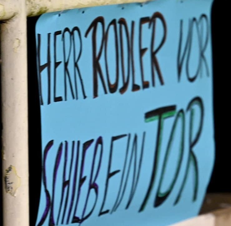 Josef Rodler ist nicht nur ein hervorragender Fußballer, sondern wohl auch ein sehr beliebter Lehrer. Foto: Werner Franken