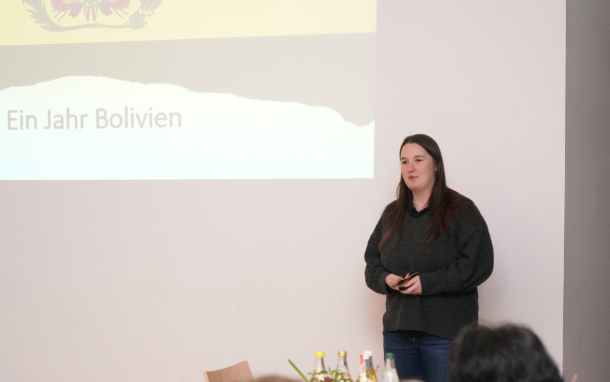 Angelina Wallmeyer spricht in der Jahreshauptversammlung des Waldthurner Frauenbund über ihr Freiwilligenjahr zur Untrstützung von Straßenkinder in Bolivien. Foto: Franz Völkl