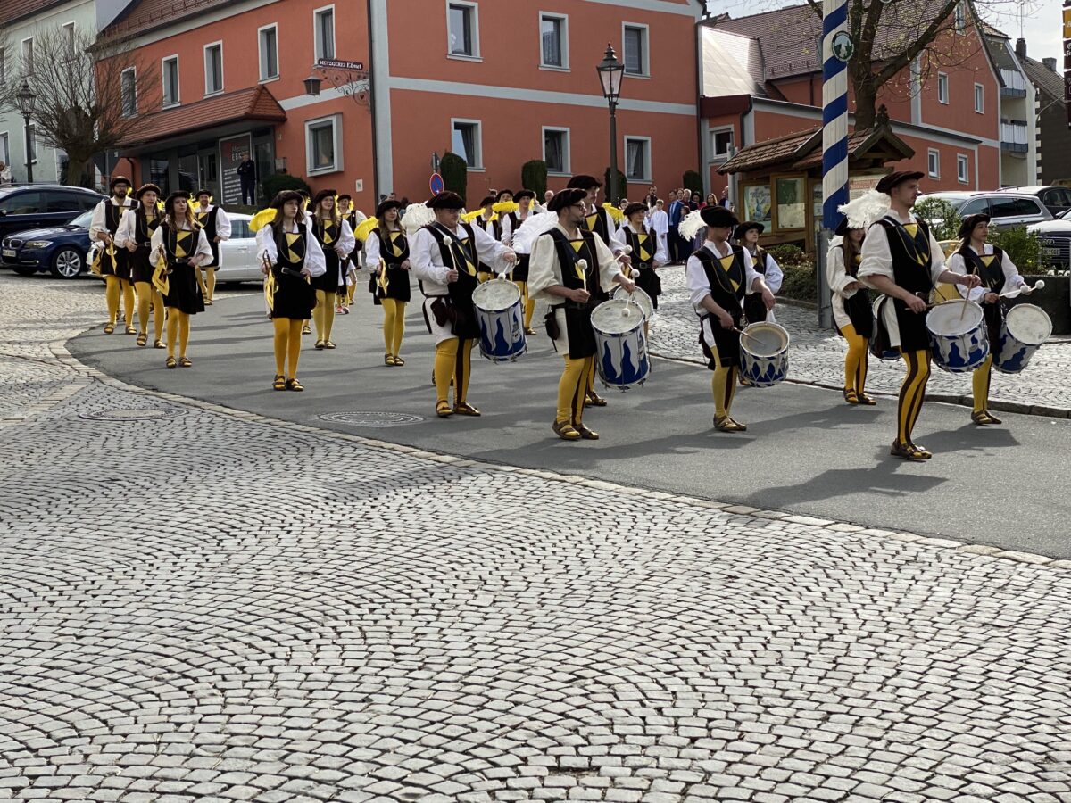 Der Fanfarenzug der Kolpingfamilie Tännesberg führt den Einmarsch an. Foto: Josef Glas