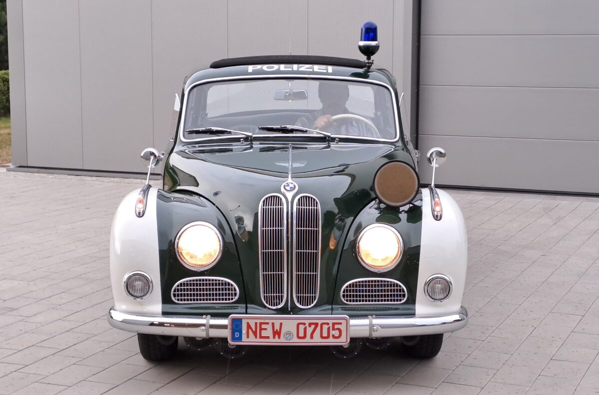 Klassische BMW-Front mit schmalem Nieren-Kühlergrill und Rundscheinwerfern.  Foto: Karl Seiler     