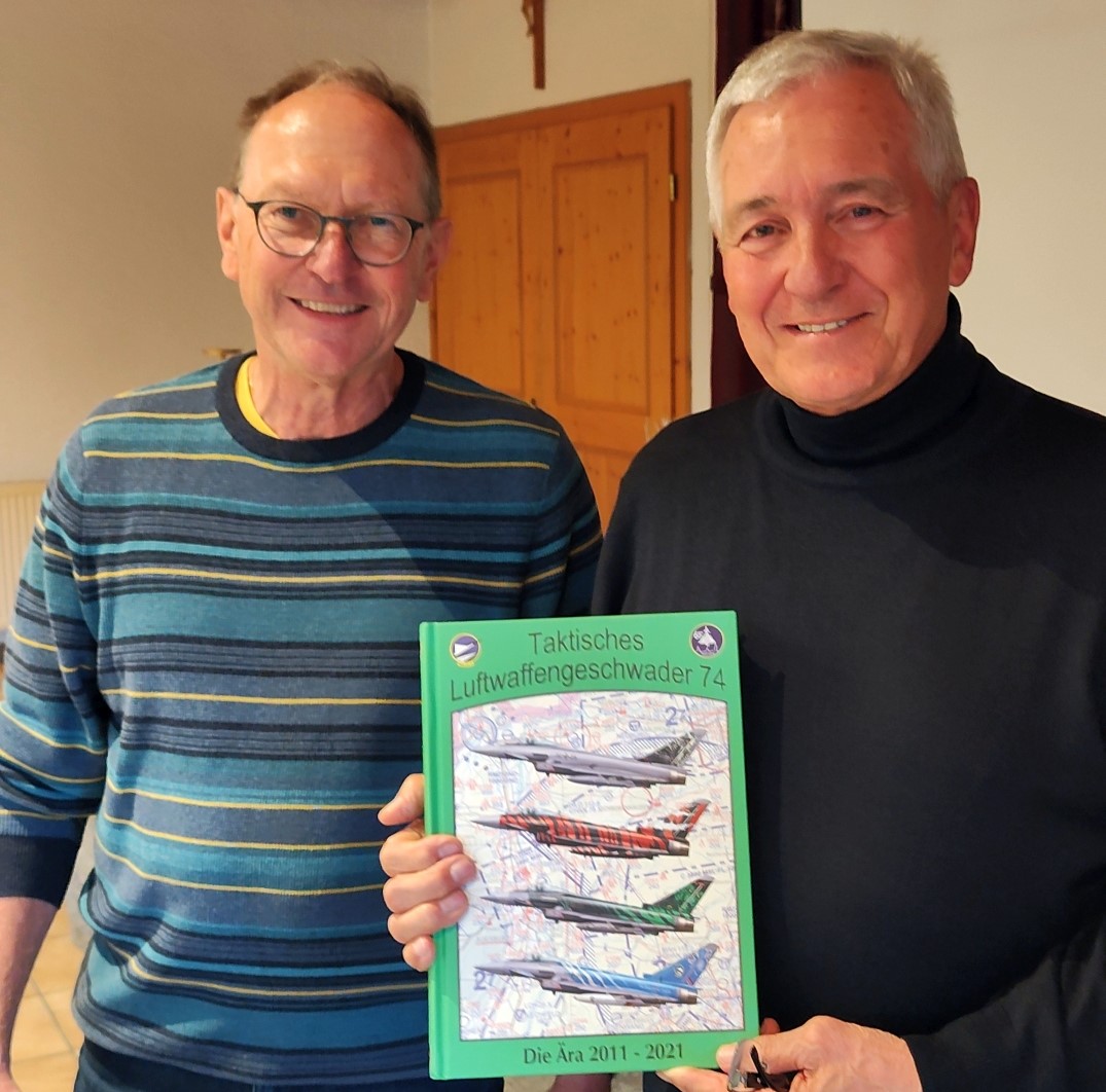 Ein Buch für die Volleyball-Pension bekam BVV-Präsident Klaus Drauschke (rechts) vom Bezirksvorsitzenden Werner Schmitt. Bild: Christian Hofmaier