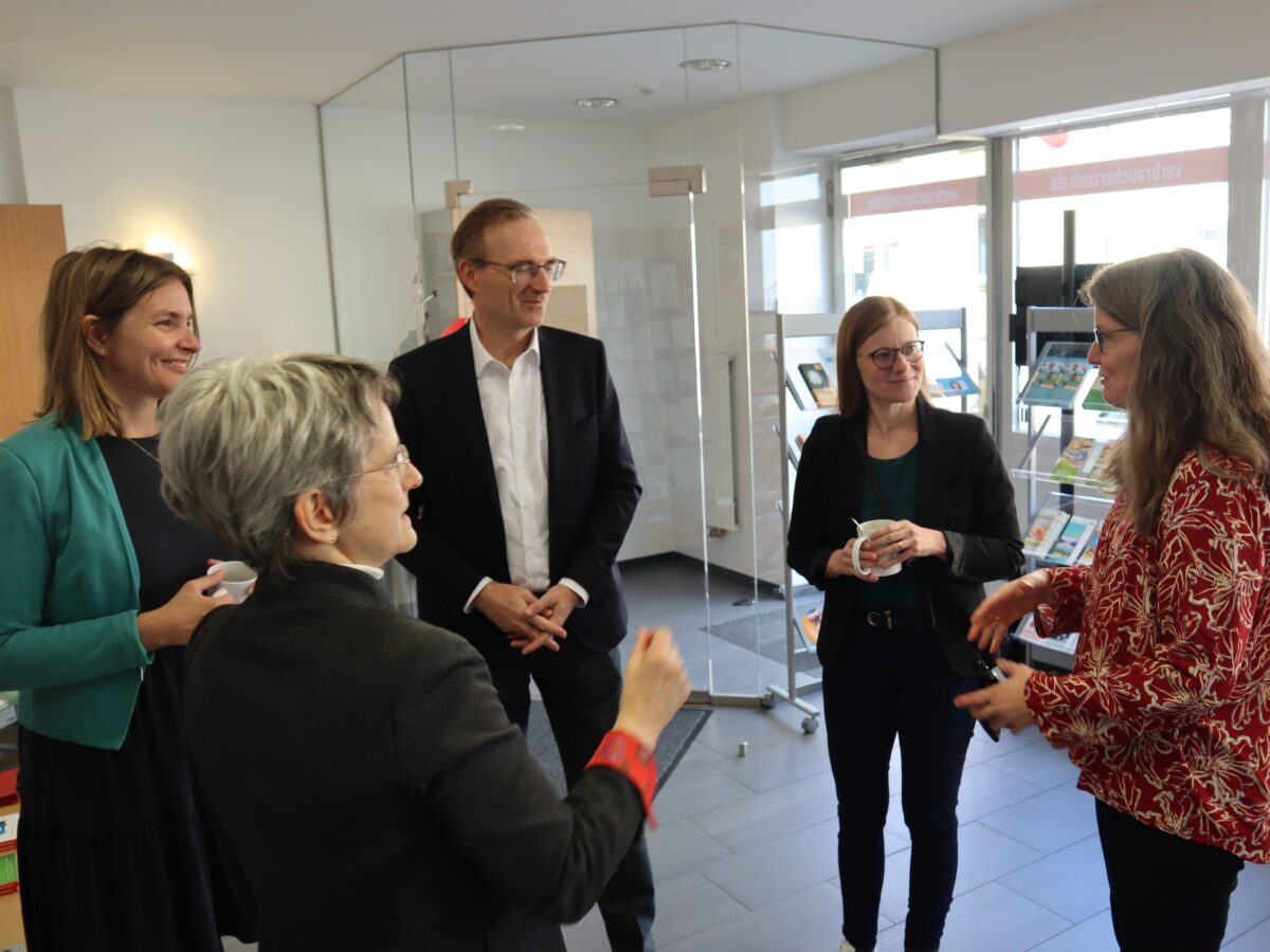 Interessierte Abgeordnete bei der Beratungsstelle: Laura Weber (Grüne, links), Alexander Flierl (CSU, Mitte) und Nicole Bäumler (SPD, Zweite von rechts). Foto: Felix Laufenberg