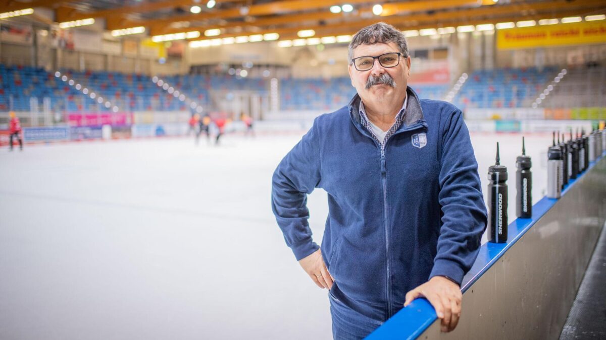 Alfred Prey, der Oberpfälzer im nördlichsten DEL- Eishockeystadion Deutschlands. Foto: Arnd Hartmann 