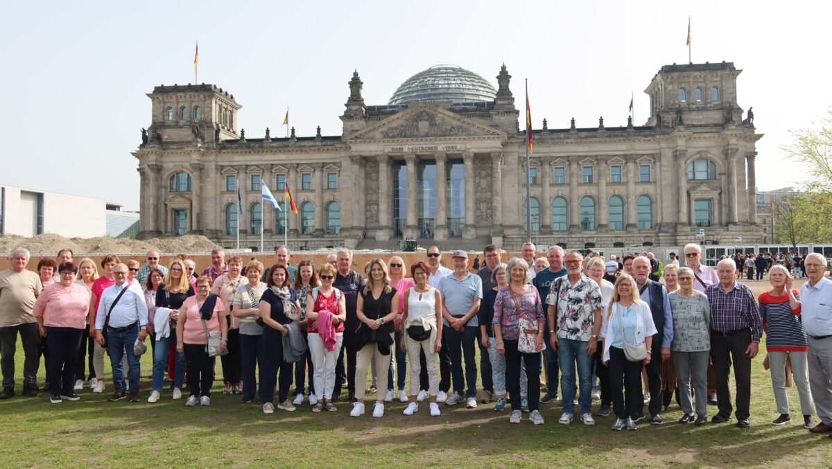 Die Gruppe aus der nördlichen Oberpfalz vor dem Reichstagsgebäude. Foto: Helmut Kunz  