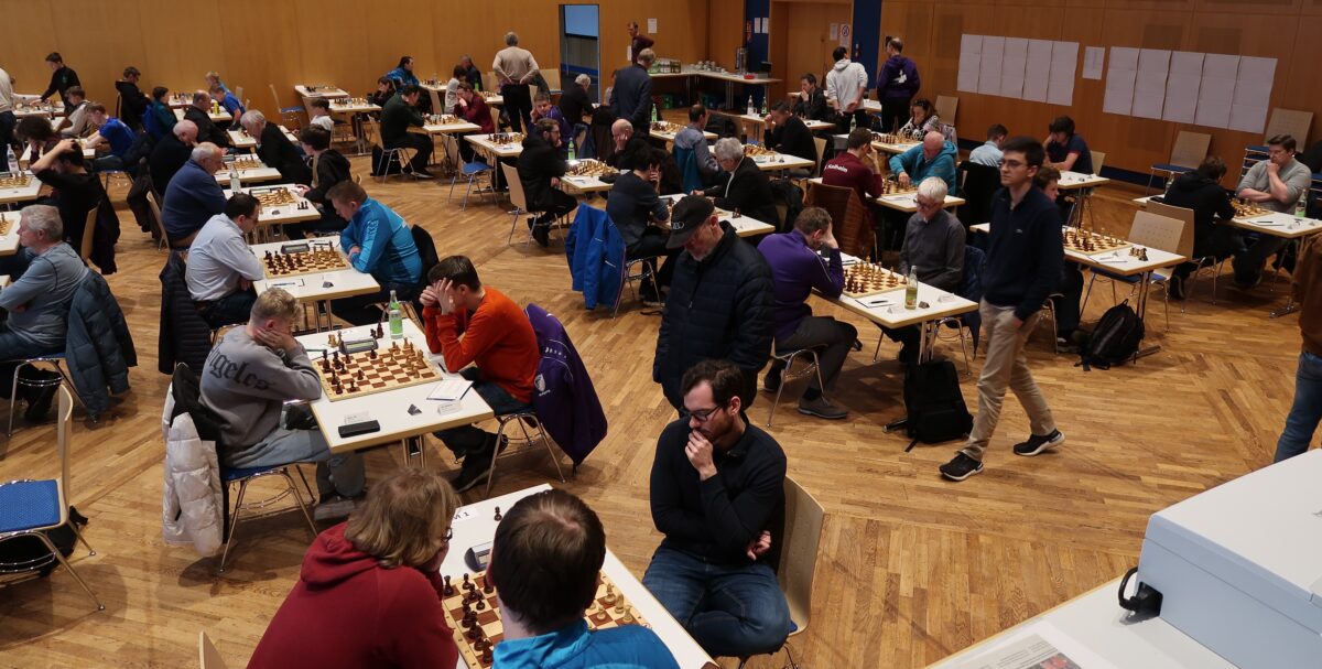 Konzentration war bei den Schachmeisterschaften der Oberpfalz bei allen Teilnehmern gefragt. Foto: Bernhard Hoppen 