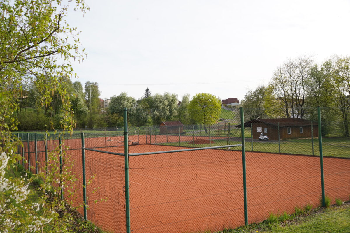 Die Tennisplätze stehen für die Tennissaison bereit – die Netze sind zwischenzeitlich angebracht. Foto: Franz Völkl