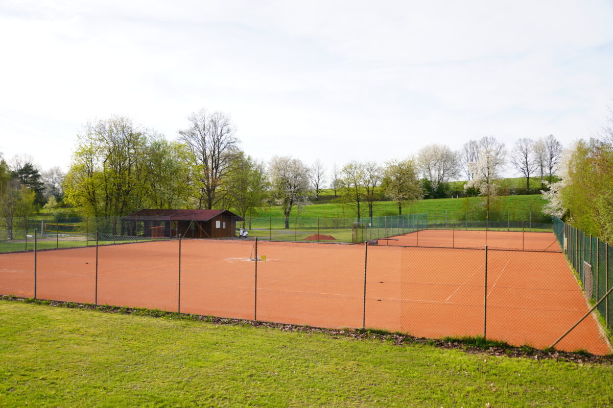 Die Tennisplätze stehen für die Tennissaison bereit – die Netze sind zwischenzeitlich angebracht. Foto: Franz Völkl