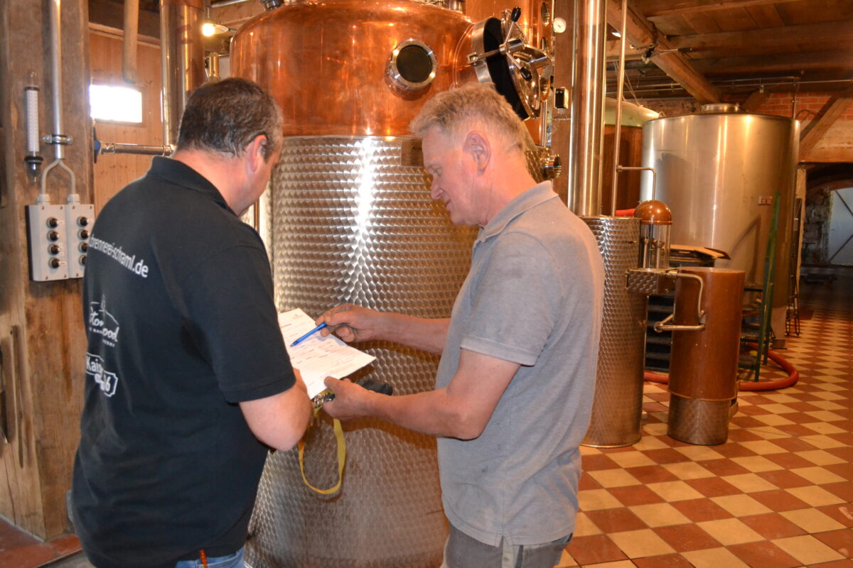 Michael Lackner mit Vladimir Dus, der seit 40 Jahren als Destillateur und Betriebsschlosser für die Brennerei Schraml arbeitet. 
