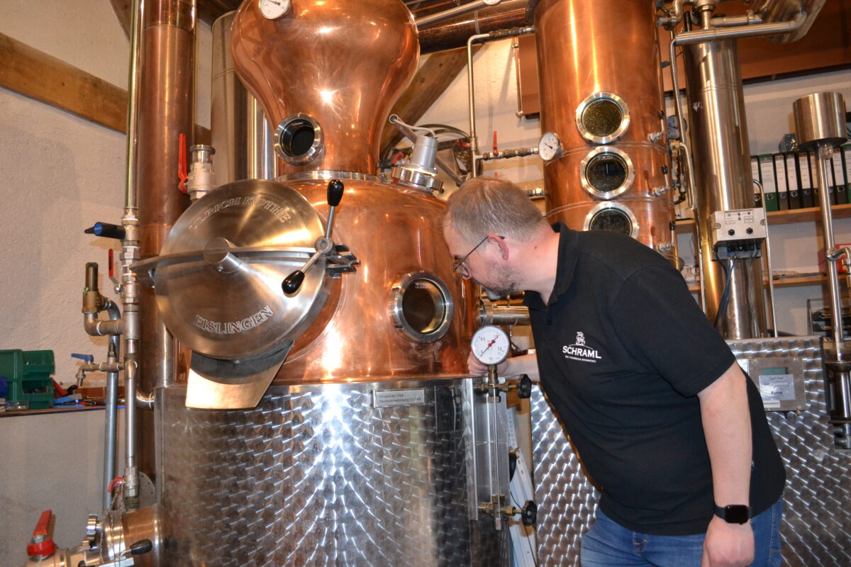 Gregor Schraml wirft einen prüfenden Blick in die Destille. Foto: Udo Fürst 