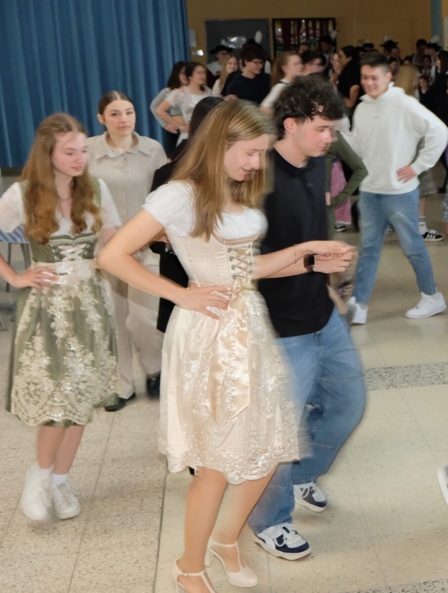 Gemeinsame deutsch-italienische Tanzeinlagen der Austauschschülerinnen- und Schüler
bereicherten die Jubiläumsfeier. Foto: Robert Dotzauer