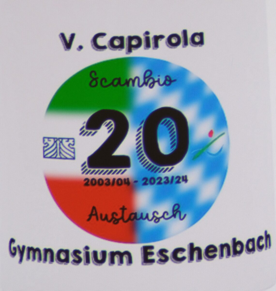 Auf den Erinnerungstassen ist das Logo der beiden Schulen verewigt. Entworfen wurde es von
Nelly Schnödt aus Auerbach, Schülerin der Klasse 10a des Gymnasiums. Foto: Robert Dotzauer

