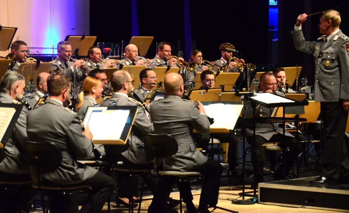 Das Heeresmusikkorps Veitshöchheim beim Benefizkonzert für den Lions Club Goldene Straße. Foto: Helmut Kunz  