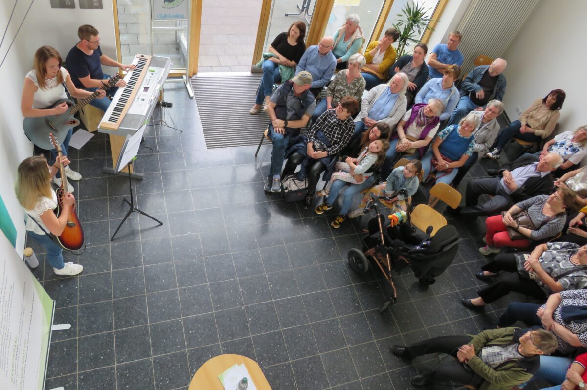 Musik und Texten lauschten die Besucher beim Benefizkonzert im Rathaus. Foto: Johann Adam