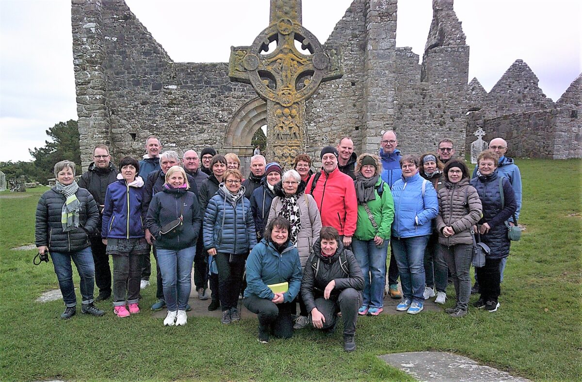 Die erste Begegnung auf der Pilgerreise war die Klosterruine von Clonmacnoise, die am Ufer des Shannon liegt. Foto: Renate Gradl