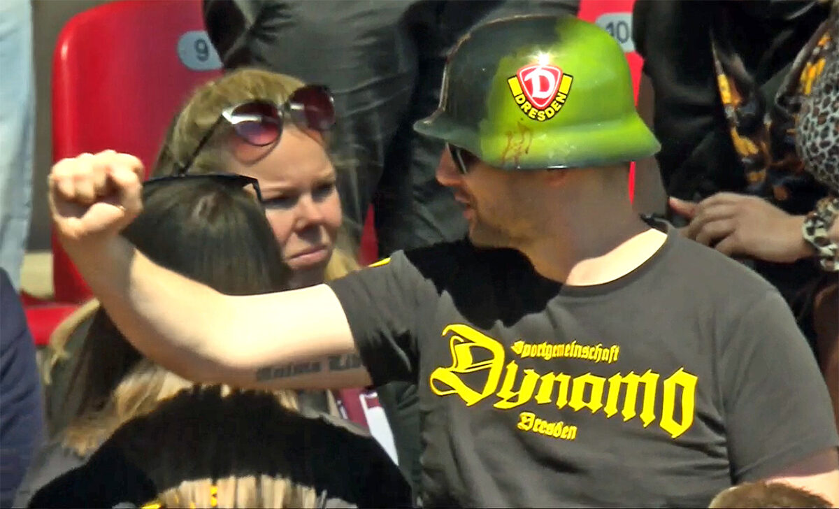 A scheener Bua: Dynamo-Fan gefällt sich in Regensburg mit Kriegshelm. Foto: jrh