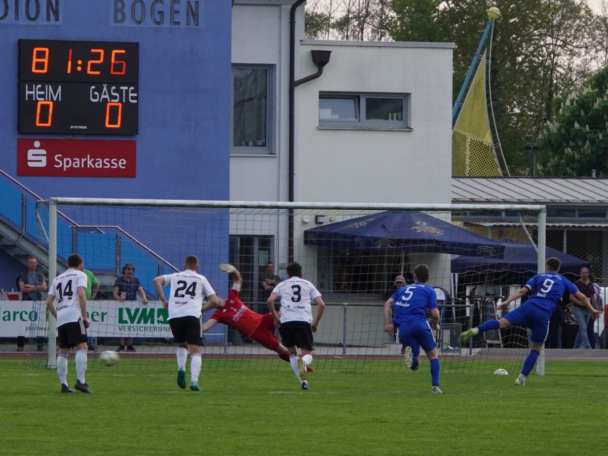 TSV-Kapitän Lucas Käufl (9) setzt einen Elfmeter an den Pfosten- Foto: Norbert Tannhäuser