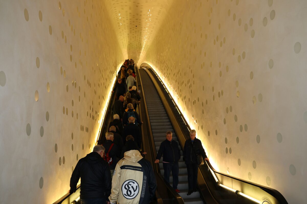 Über die längste gebogene Rolltreppe der Welt ging es hinauf zur
Elbphilharmonie. Foto: Kulturkreis Pressath