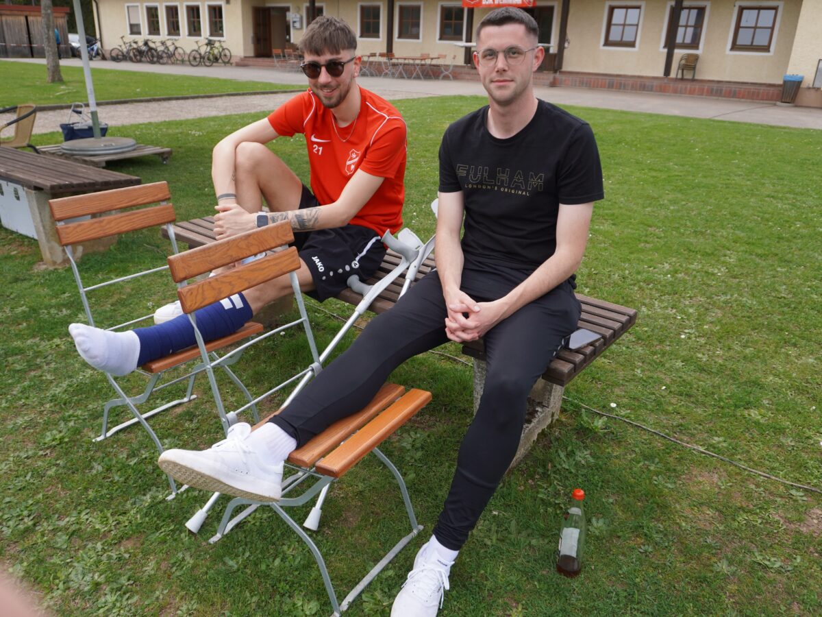 Maximilian Kaufmann (rotes Shirt) und Nico Krebs, zwei Leistungsträger der DJK Irchenrieth, konnten nur zuschauen. Foto: Norbert Tannhäuser