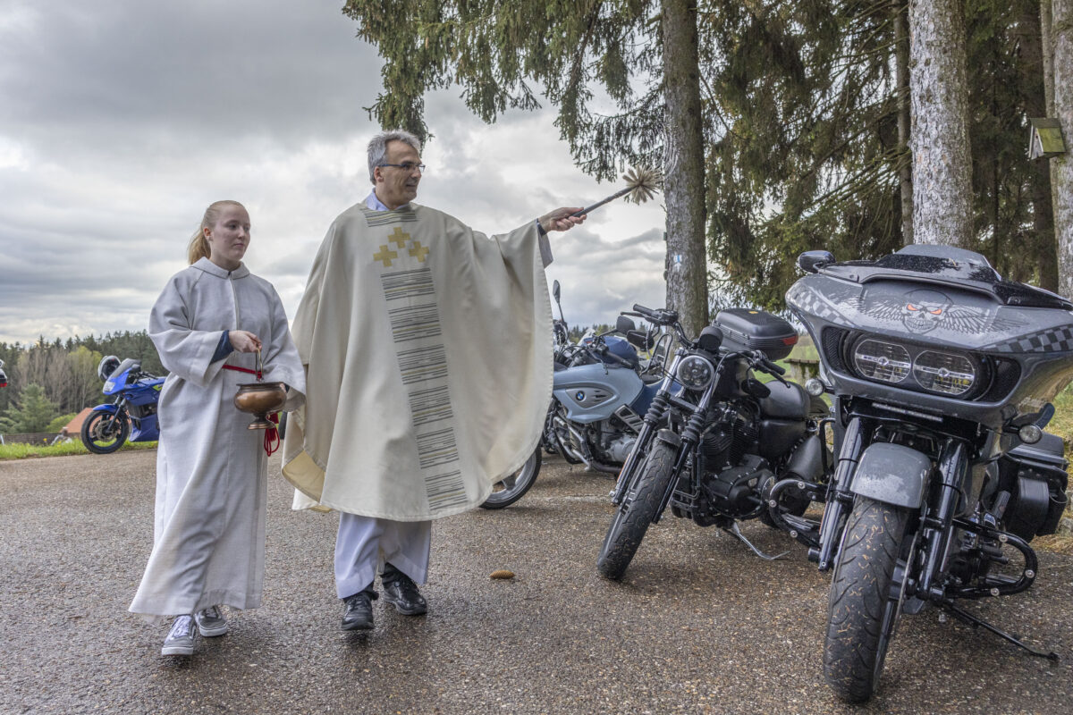 Pfarrer Martin Besold ist selbst Mitglied im Motorradclub. Foto: OberpfalzECHO/David Trott