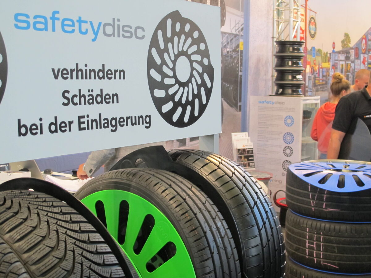 Zwischen stehend oder flach gelagerten Reifen passen Radschutzmatten. 
Foto: Karl Seiler     
