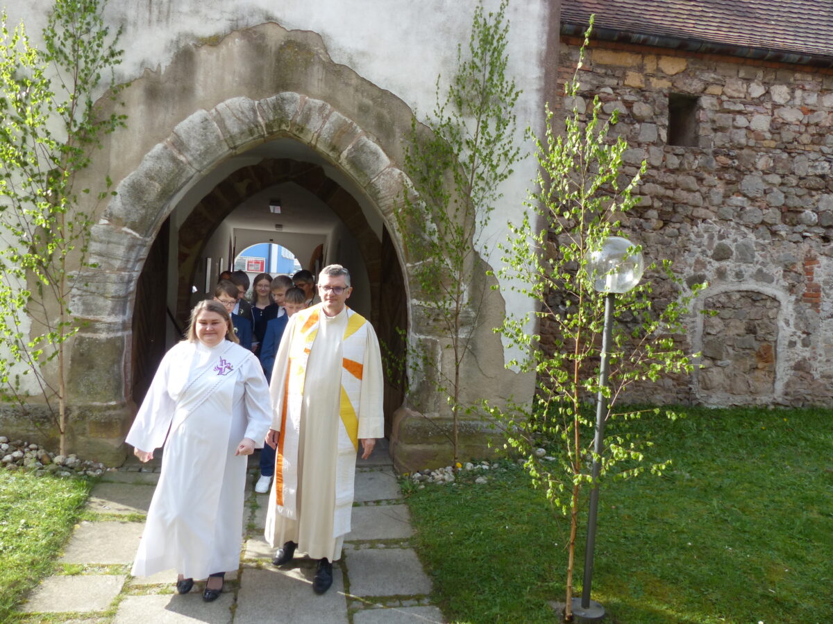 Die beiden Geistlichen führen den Kirchenzug an. Foto: Hans Meißner