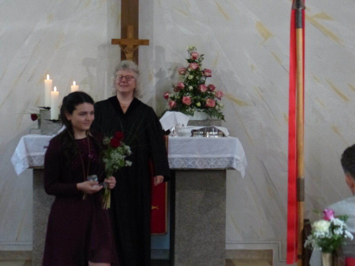 Marie Reichel und Gabi Mehlan am Altar. Foto: Hans Meißner