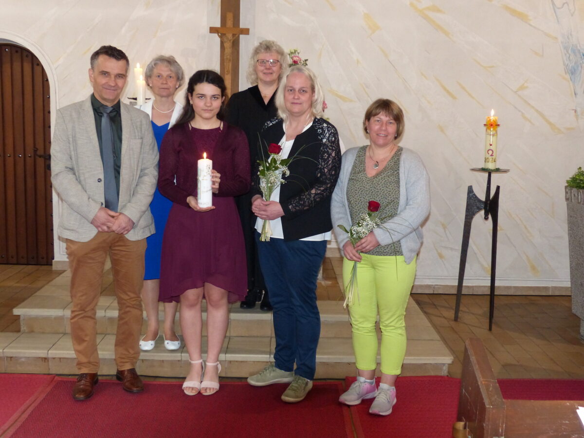 Marie Reichel mit Familie und Patinnen vor dem Altar. Foto: Hans Meißner