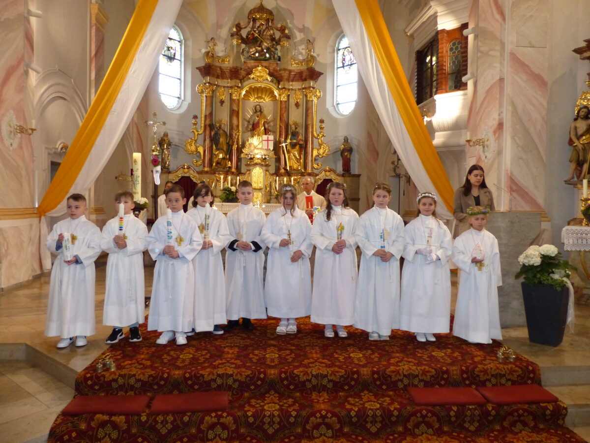 Die 10 Kommunionkinder am Altar. Foto: Hans Meißner
