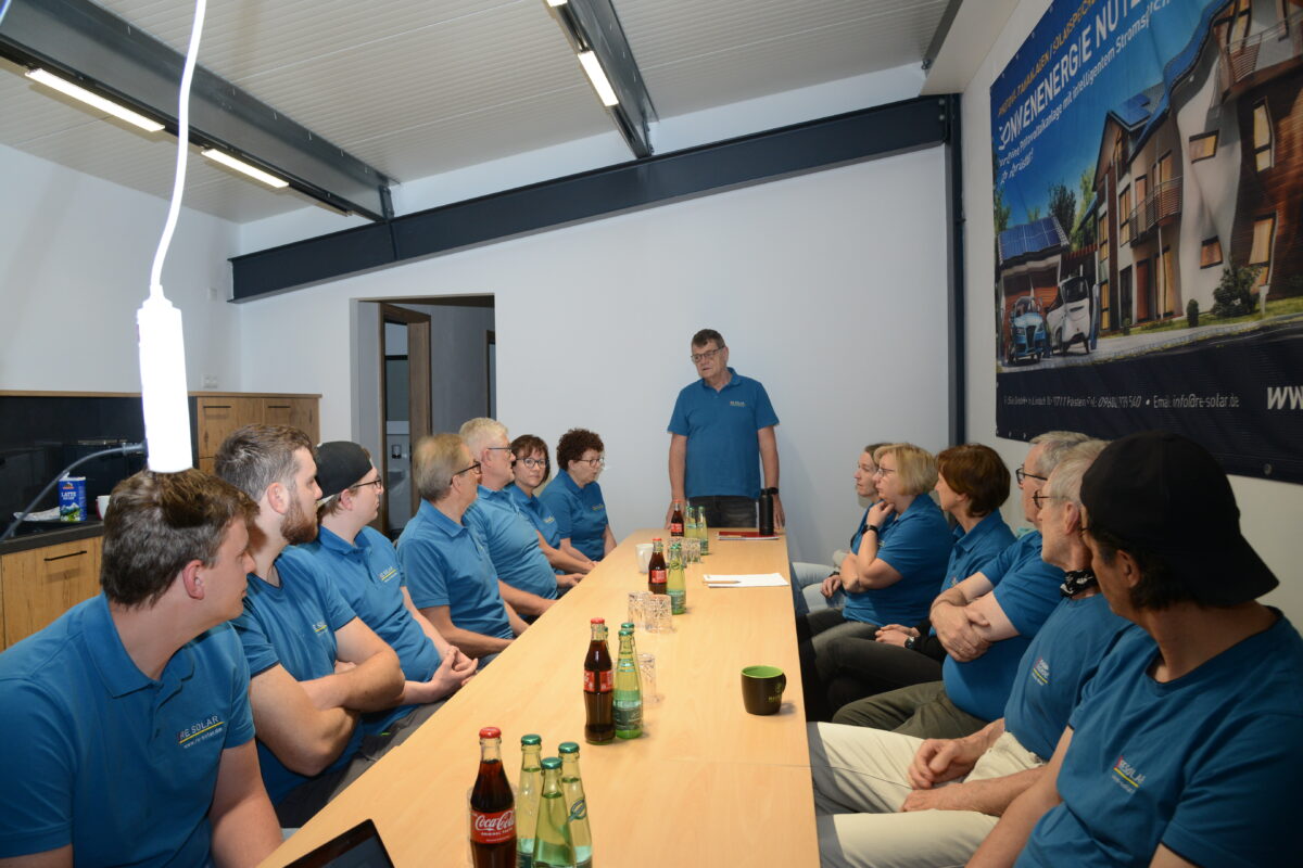 Team-Besprechung zur Vorbereitung auf den Tag der offenen Tür. Foto: Walter Beyerlein