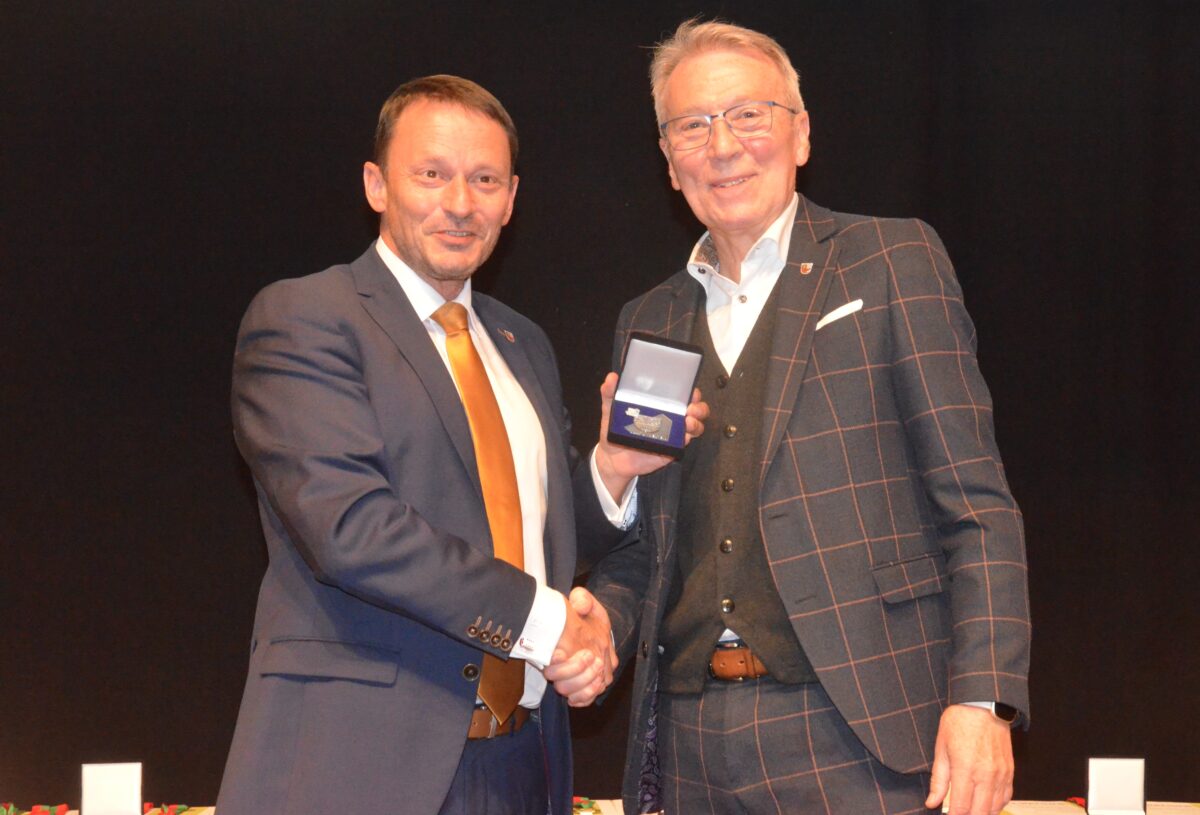 Oberbürgermeister Jens Meyer ehrte Reinhold Wildenauer mit der Plakette ohne Lorbeerblatt in Silber. Foto: Helmut Kunz 