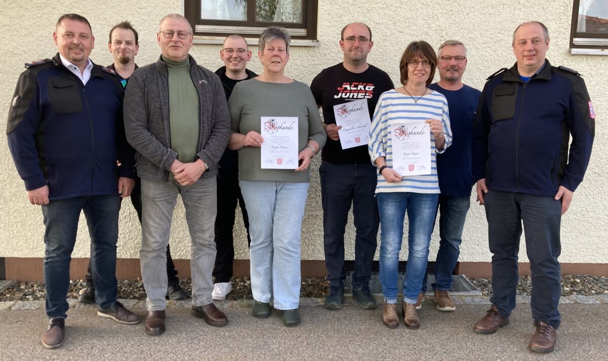 Markus Ludwig überreichte Urkunden an die ehemaligen Vorstandsmitglieder der Feuerwehr Lanz. Foto: Anna Östreicher