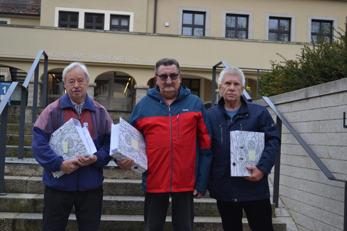Sie übergaben die Unterschriftenlisten (von links): Dr. Bertram Völkl, Dr. Hans-Jürgen Jokiel und Klaus Gehring. Foto: Udo Fürst 