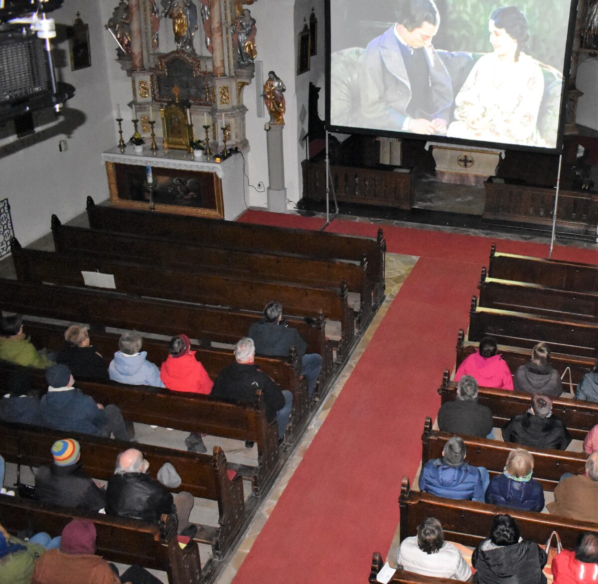 Die Stadt hat zu einem Stummfilmkonzert in die Mariä-Himmelfahrtskirche eingeladen. Foto: Renate Gradl