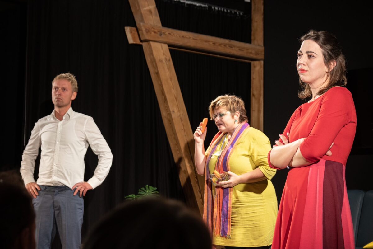 Rita
Heindl (in rot), Kathrin Straubinger (in gelb) und Stefan Hertwig. Foto: Maximilian Hegner
