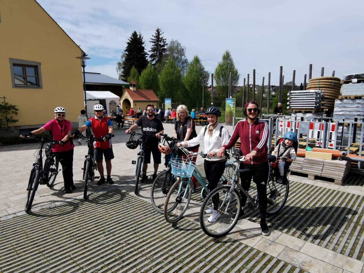 Die Eslarner Radfreunde werden von begeisterten Radlern aus Hirschau und Kemnath begleitet. Foto: Karl Ziegler