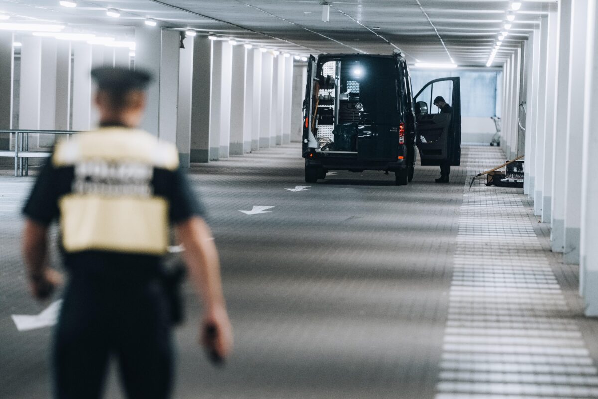 Am Samstagvormittag wurde der Polizei ein Auto gemeldet, das mit eingeschlagener Seitenscheibe in der Tiefgarage eines Regensburger Baumarktes stand. Als die Beamten das Fahrzeug inspizierten, entdeckten sie eine tote Frau im Kofferraum. Foto: NEWS5 / NEWS5 DESK
