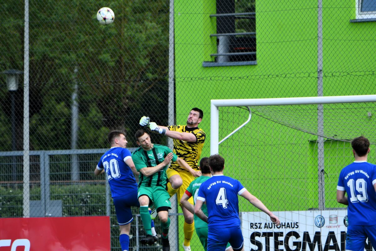 Augen zu und durch: SpVgg SV-Keeper Marco Smodlaka klärt gegen Ost-Angreifer Niklas Strohbach. Foto: Dagmar Nachtigall 